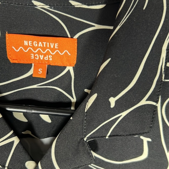 Negative Space Smiley Face Button Up Shirt Mens Size S - Picture 3 of 4